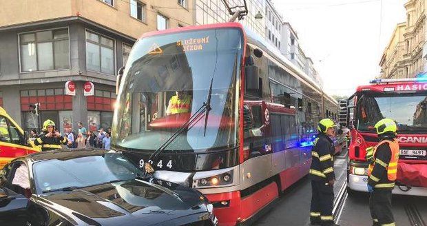 V Revoluční ulici se srazilo auto s tramvají.