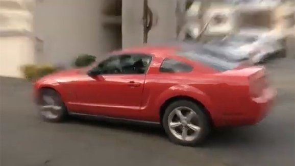 Muž dal svůj Mustang do servisu, pak zjistil, že v něm mechanik dělal donuty
