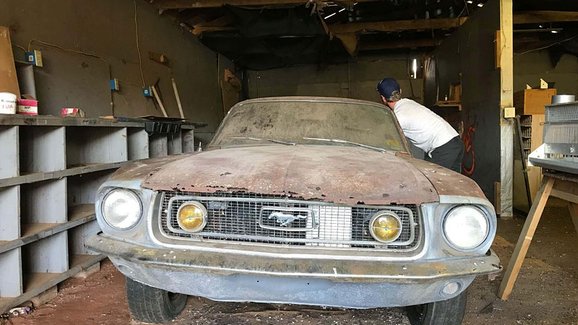 Muž koupil Mustang z roku 1968. Uvnitř našel sklenici s popelem bývalého majitele