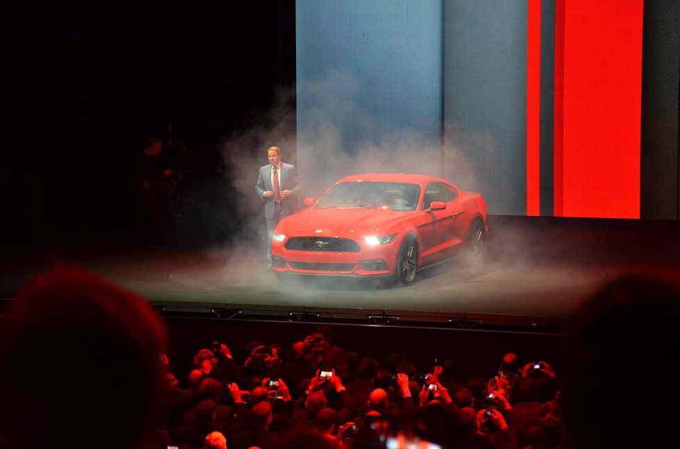 Bill Ford představuje nový Mustang