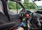 Ford v rámci jízdních testů životnosti svých vozidel využívá robotů. Ti s nimi jezdí po zkušební dráze.