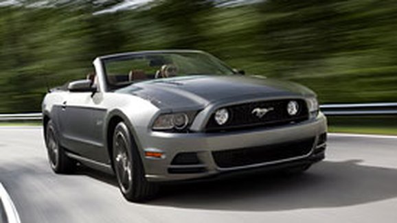 Ford Mustang a Boss 302: Lehké retuše pro nový modelový rok (video)