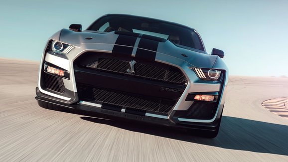 Mustang GT500 má lepší zrychlení na silničních gumách, technici mají vysvětlení