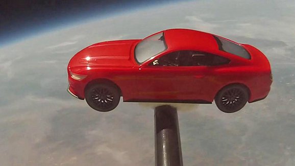 Model nového Mustangu byl vynesen do vesmíru (+ video)