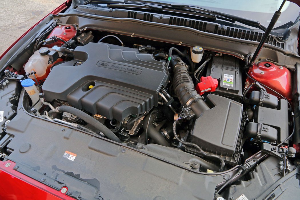 Turbodiesel v mondeu má výkon 132 kW a překvapivě i nižší apetit, i když se v boji s emisemi musí obejít bez AdBlue. Udávaných 4,4 l/100 km jsme sice v běžném provozu nedosáhli, ale i 5,4 l je akceptovatelných.