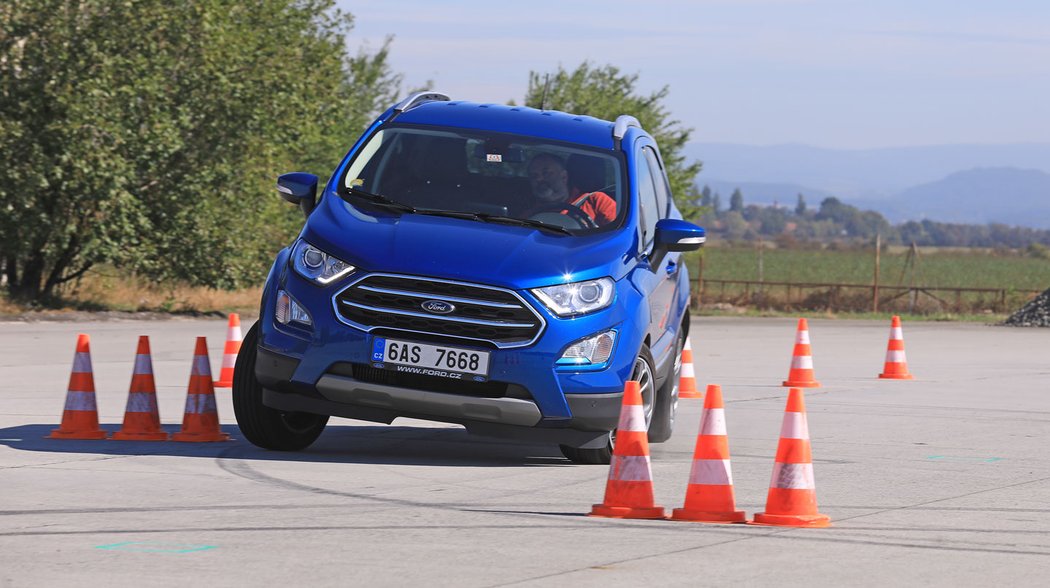 Tuhý a pevný podvozek zvládne i náročnější terén, tlumiče si poradí i s velkými hrboly, ale i na hladké silnici drobně poskakuje. Stabilizace při slalomu zasahuje intenzivně.