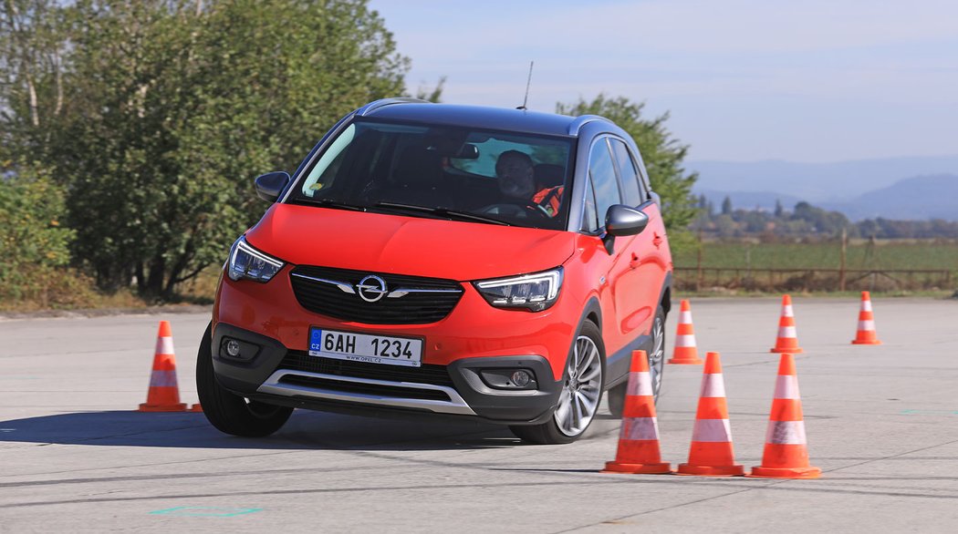 Crossland nás potěšil plavnější jízdou na pěkné vozovce a zahanbit se nedá ani mezi kužely. Na větších nerovnostech ale rány procházejí celým vozem.