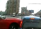 Peugeot 107 obětí driftujícího Fordu Mustang (video)