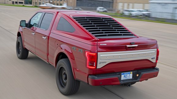 Pick-up Ford F-150 může vypadat jako Mustang Mach 1. Když přivřete oči. Obě.