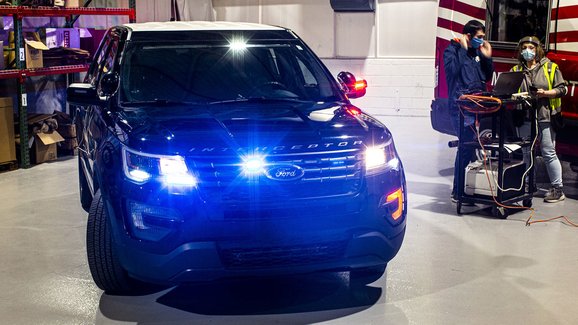Ford vybavil policejní vozy speciální zbraní proti koronaviru 