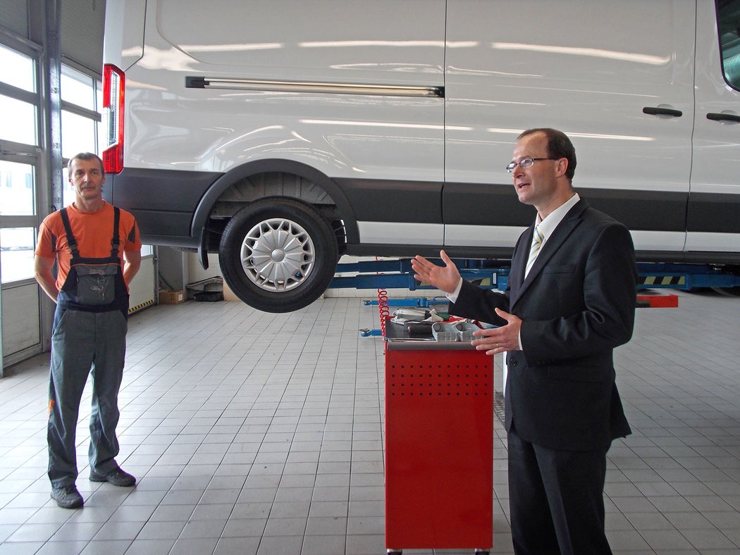 Manažer pro užitkové vozy Ford Petr Šimůnek nás uváděl do technických změn na novém Transitu, které přinesly zkrácení servisních úkonů