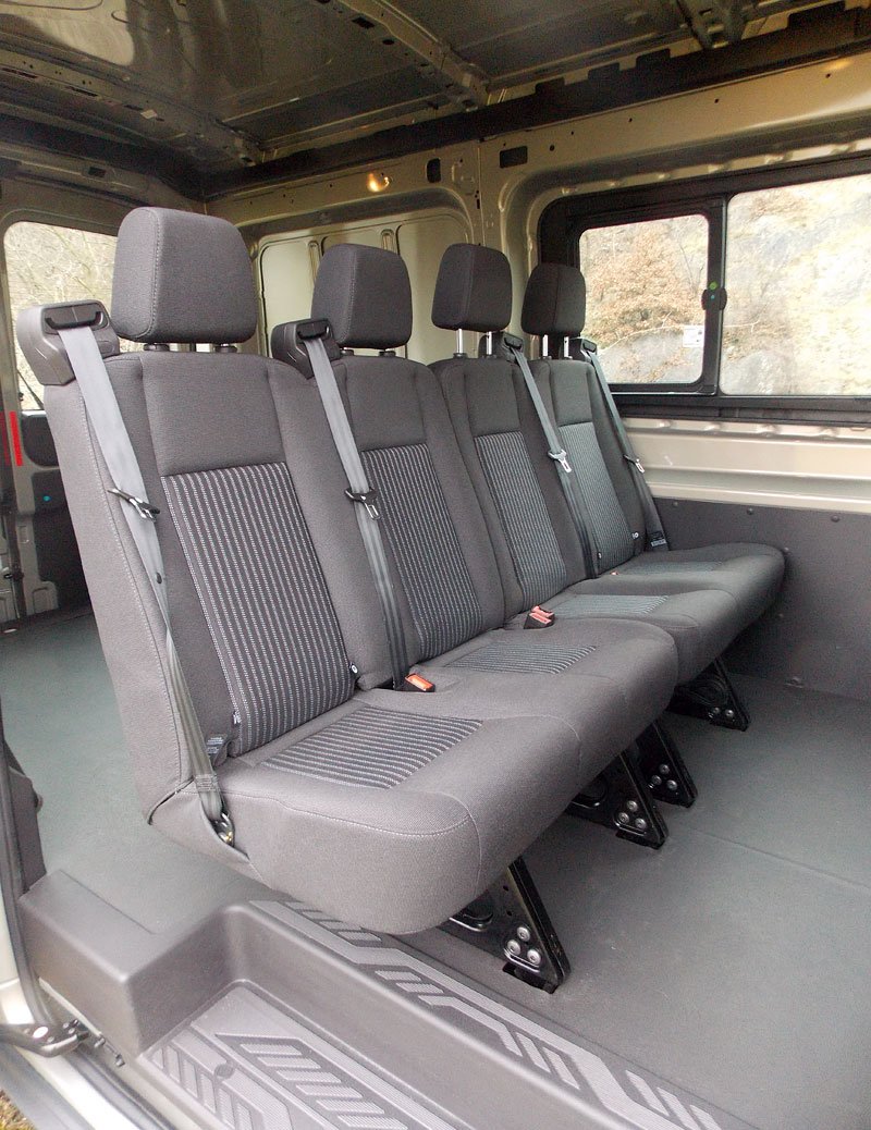 Čtyři plnohodnotná sedadla dělají novému Transitu čest