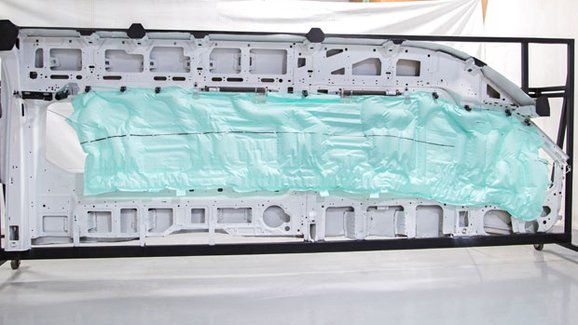 Ford Transit má jako první hlavový airbag pro pět řad (+video)