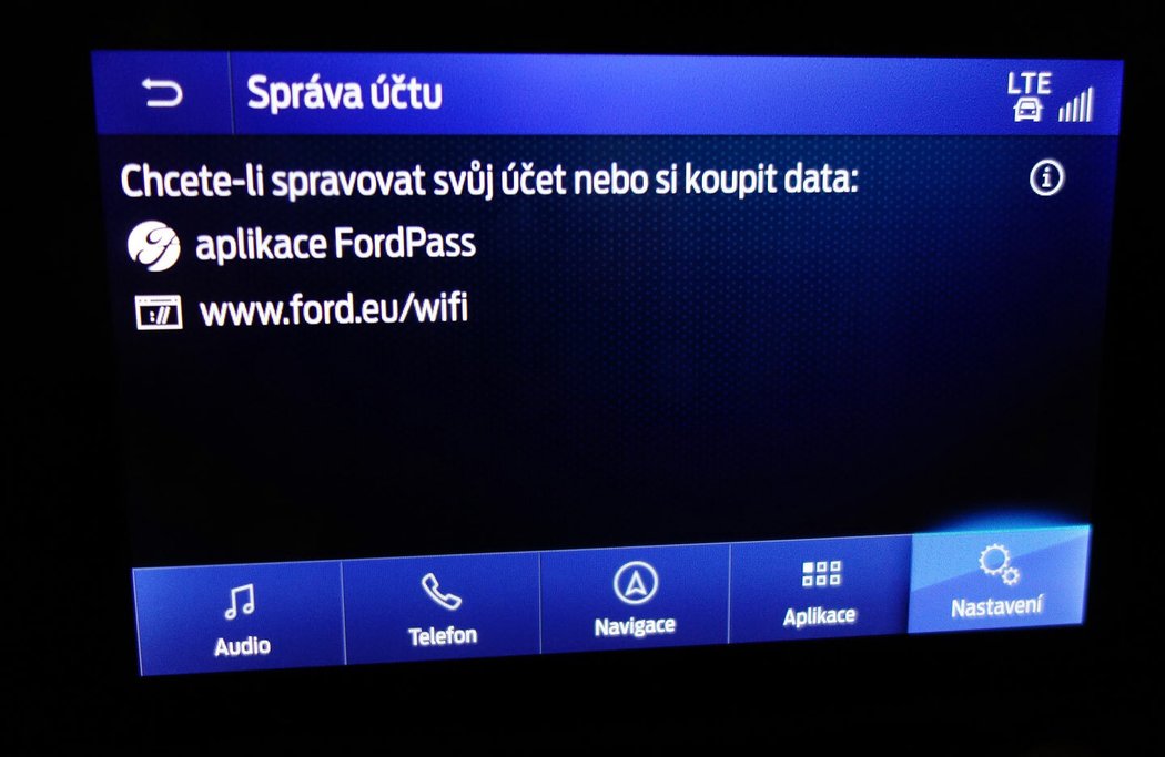 Infotainment Sync3 tu už obsahuje funkcionalitu FordPass Connect, má tedy vestavěný modem 4G pro vzdálený přístup k vozu pomocí mobilní aplikace FordPass. Předplatné na 10 let bývalo většinou v ceně vozu. Předplatné pro on-line dopravní data (Live Traffi c) pro navigaci musíte dokoupit samostatně.