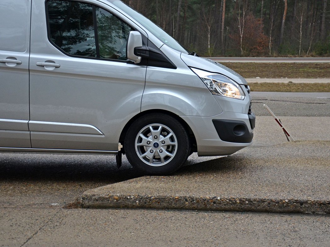 Dlouho se nám příčilo poslat ford v rychlosti 70 km/h na obrubník pět centimetrů vysoký a ve stejném tempu z něj sjíždět.