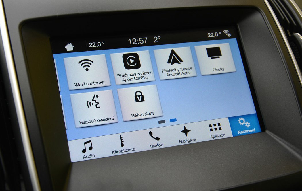 Jelikož šlo o vůz z listopadu 2016, měl už systém Sync3, který umí česky a zrcadlí telefony. Tehdy šlo o bezpříkladně moderní řešení.