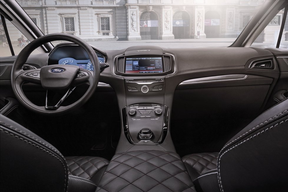 Moderní jednoduchá palubní deska tvarově odpovídá původnímu konceptu Ford S-Max z loňského roku. Jen je celá potažena kůží a nad středovým panelem našlo své místo označení Vignale.