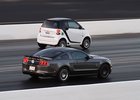 Netradiční souboj: Může Smart v závodě na čtvrt míle porazit Mustang?