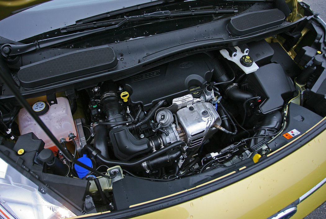 Benzinový tříválec 1.0 EcoBoost/74 kW vozu překvapivě dobře stačí. Bohužel na trhu ojetin je velmi vzácný.