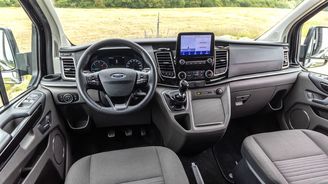 Palubní deska po modernizaci dostala více úložných míst. Custom mohl mít až šest airbagů. Intotainment Sync 3 se u verze po modernizaci bez problémů spojí s moderním mobilem. Palubní deska po modernizaci dostala více úložných míst. Custom mohl mít až šest airbagů. Intotainment Sync 3 se u verze po modernizaci bez problémů spojí s moderním mobilem.