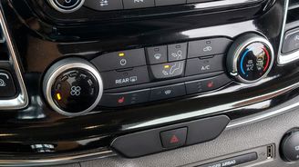 Custom kupodivu nikdy nenabízel automatickou klimatizaci. Zde je panel ventilace po modernizaci Custom kupodivu nikdy nenabízel automatickou klimatizaci. Zde je panel ventilace po modernizaci