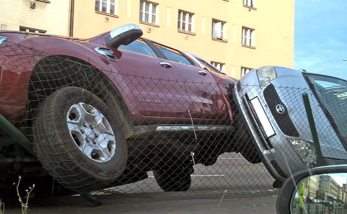 Automobilová gymnastika v praxi. Podívejte se na kuriózní nehodu z Prahy!