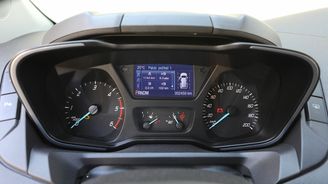 Přístrojová deska obsahuje vše potřebné. V nabídce nikdy nebyla elektronická verze. Přístrojová deska obsahuje vše potřebné. V nabídce nikdy nebyla elektronická verze.