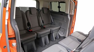 Kabina Customu nabízí výbornou variabilitu. Od modernizace lze druhou řadu sedadel otočit o 180 stupňů. Kabina Customu nabízí výbornou variabilitu. Od modernizace lze druhou řadu sedadel otočit o 180 stupňů.