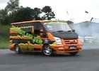 Video: Ford Transit Drift Bus s vidlicovým osmiválcem