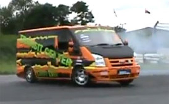 Video: Ford Transit Drift Bus s vidlicovým osmiválcem