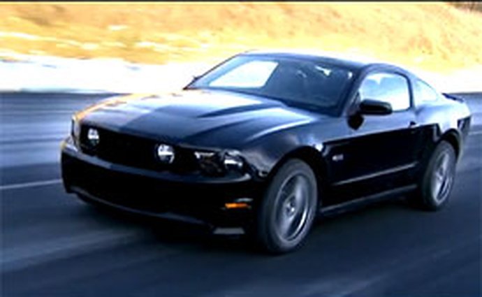Video: Ford Mustang GT 2011 – Pětilitrový osmiválec v akci
