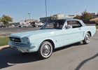 První Ford Mustang si v roce 1964 koupila žena (video)