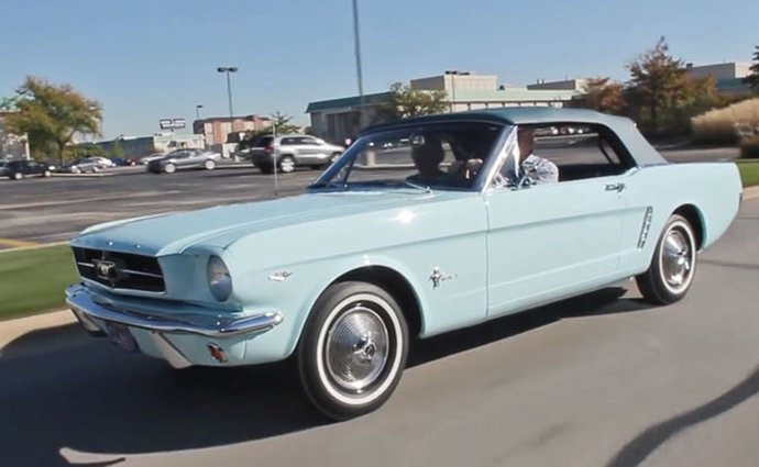 První Ford Mustang si v roce 1964 koupila žena (video)