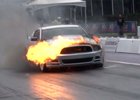 Video: Sprintovací Ford Mustang v plamenech
