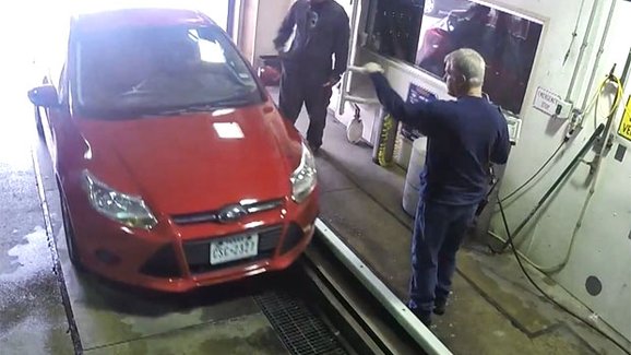 Video: Ford si v automyčce vystřelil ze svých zákazníků