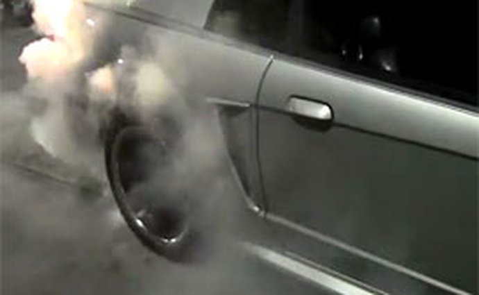 Řidič Mustangu skončil v poutech kvůli pálení gum (video)