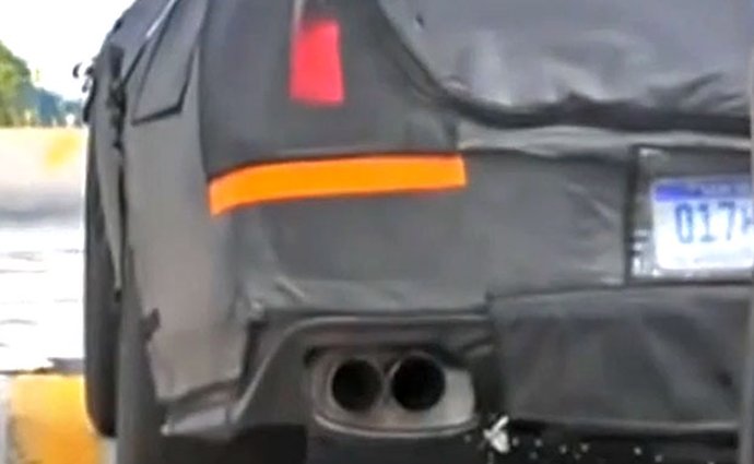 Ford Mustang 2015 s hrozivým zvukem přistižen na videu
