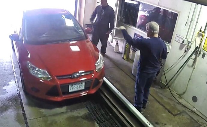 Video: Ford si v automyčce vystřelil ze svých zákazníků