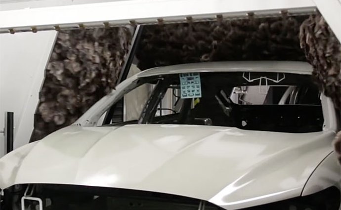 Video: Ford leští auta gigantickou prachovkou z pštrosího peří