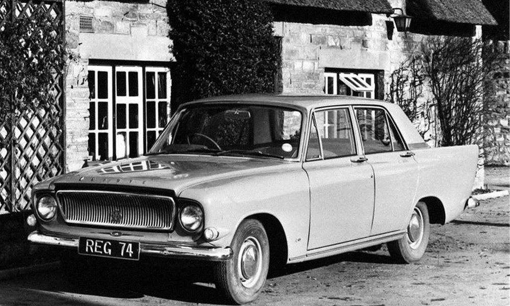 Ford Zephyr 4 Saloon se vyráběl čtyři roky. Velká okna prosvětlovala kabinu a v širokých sloupcích C měl mřížky větrání interiéru.