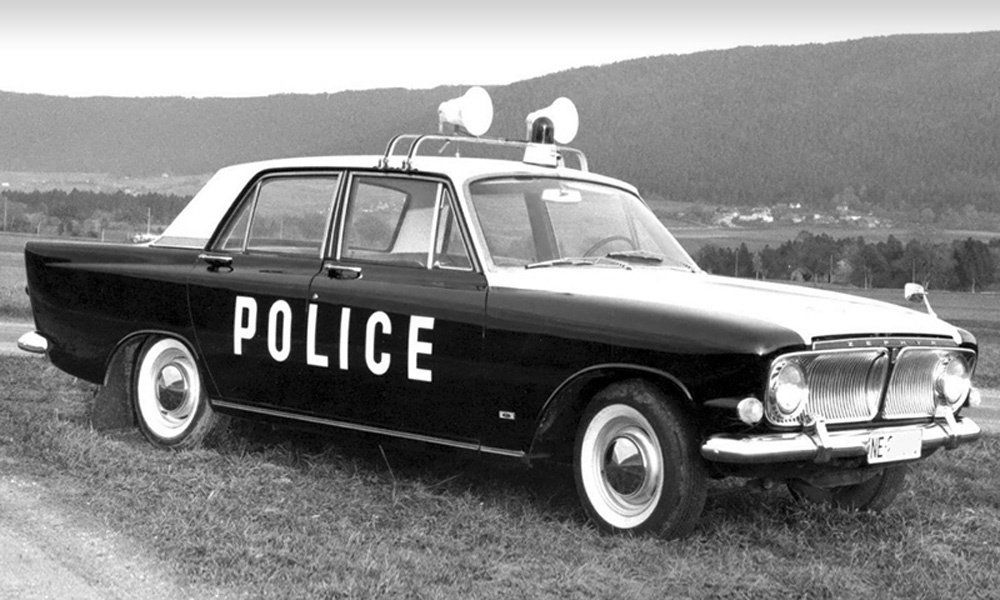 Černobílé policejní Fordy Zephyr 6 Mark III (214E) se vyráběly v letech 1962 až 1966 a byly u britských policistů oblíbené.