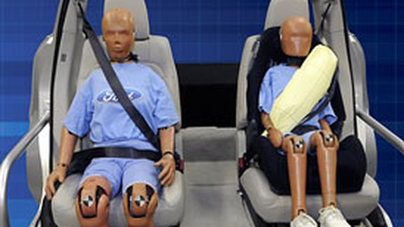 Ford: Airbag v bezpečnostním pásu zlepší ochranu cestujících na zadních sedadlech