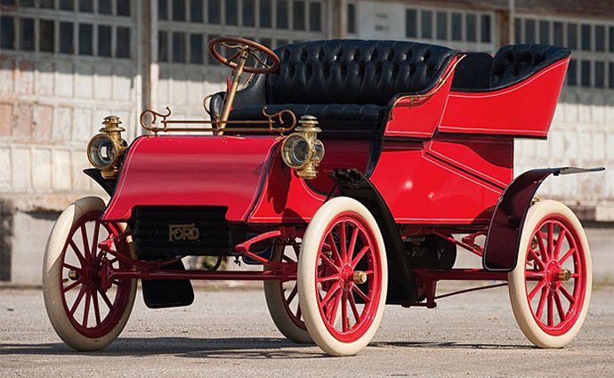 Automobil je jenom přechodné módní řešení. Mysleli si ještě v roce 1903...