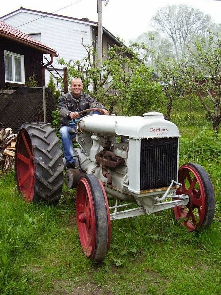 Bílým Fordsonem na kliku se René pyšní na různých akcích. Třeba na srazech veteránů nebo dožínkách.