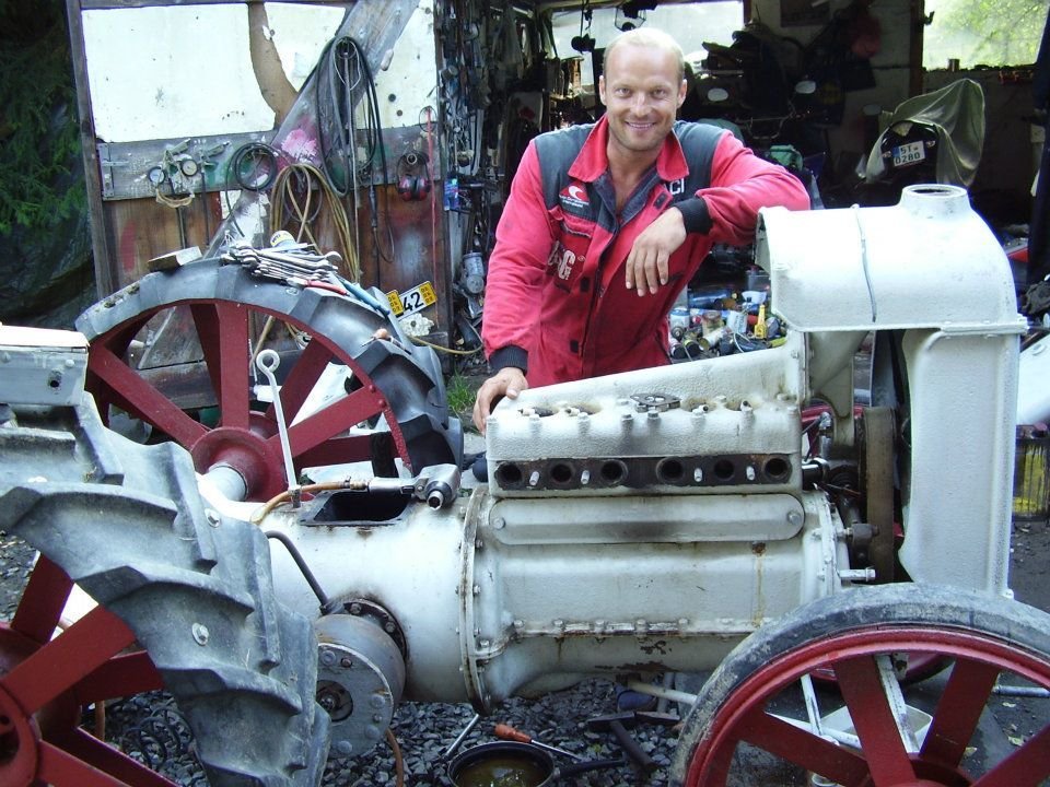 René si cenný traktor zrenovoval do posledního šroubku.