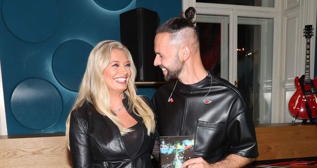 Křest Michaela Foreta moderovala Lucie Borhyová, dorazilo mnoho hvězdných hostů
