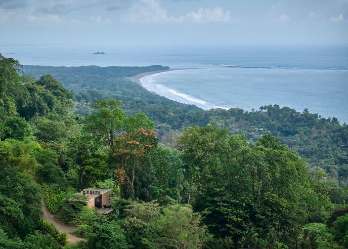 Výhled z hlavního obytného prostoru směřuje k oceánu. Spodní část domu s ložnicemi a koupelnou zůstává pohledu odtud utajena. Výhled z hlavního obytného prostoru směřuje k oceánu. Spodní část domu s ložnicemi a koupelnou zůstává pohledu odtud utajena.
