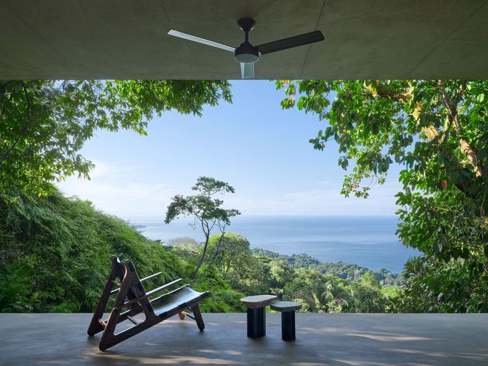 Obytný prostor v patře je v podstatě zastřešenou terasou, směrem k oceánu jej architektka nechala plně otevřený. Obytný prostor v patře je v podstatě zastřešenou terasou, směrem k oceánu jej architektka nechala plně otevřený.