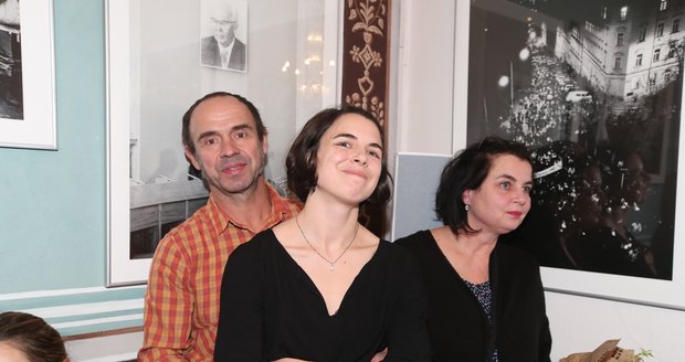 Nejstarší syn Miloše Formana Petr s dcerami