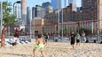 Plážový volejbal se hrál i v ulicích New Yorku.